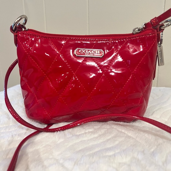 🔥Coach Poppy Patent Cherry Red Crossbody Bag VINTAGE - Picture 2 of 8